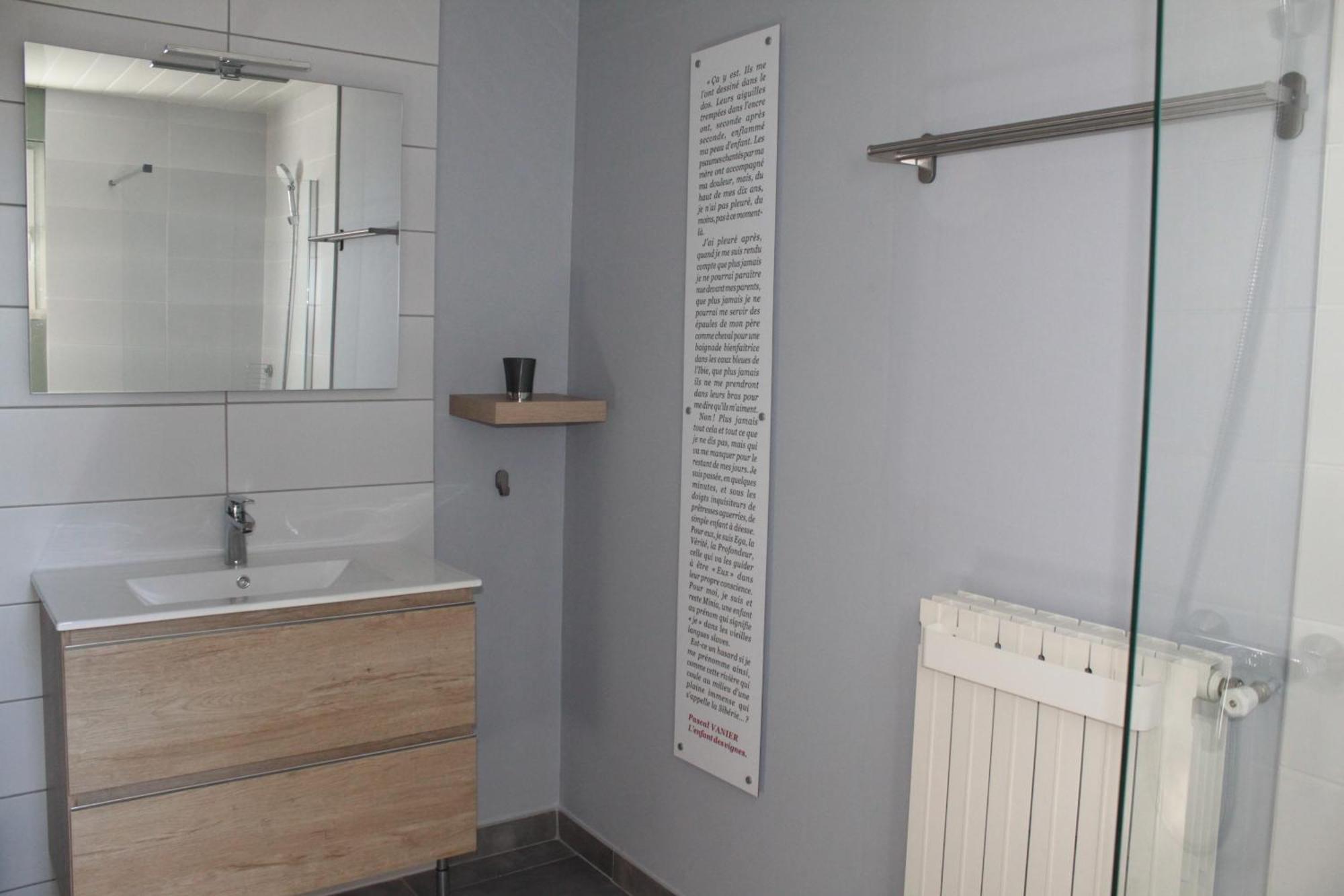 Chambres D'Hotes Des Couleurs Et Des Mots Villeneuve-de-Berg Luaran gambar