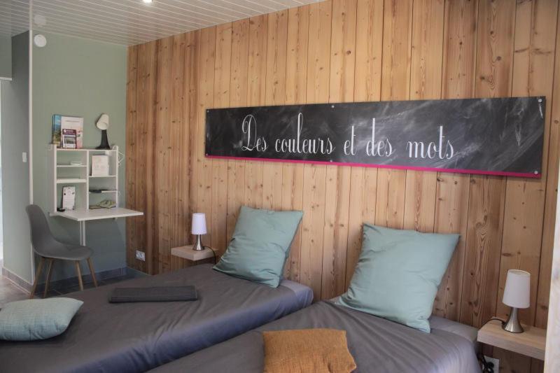 Chambres D'Hotes Des Couleurs Et Des Mots Villeneuve-de-Berg Bilik gambar